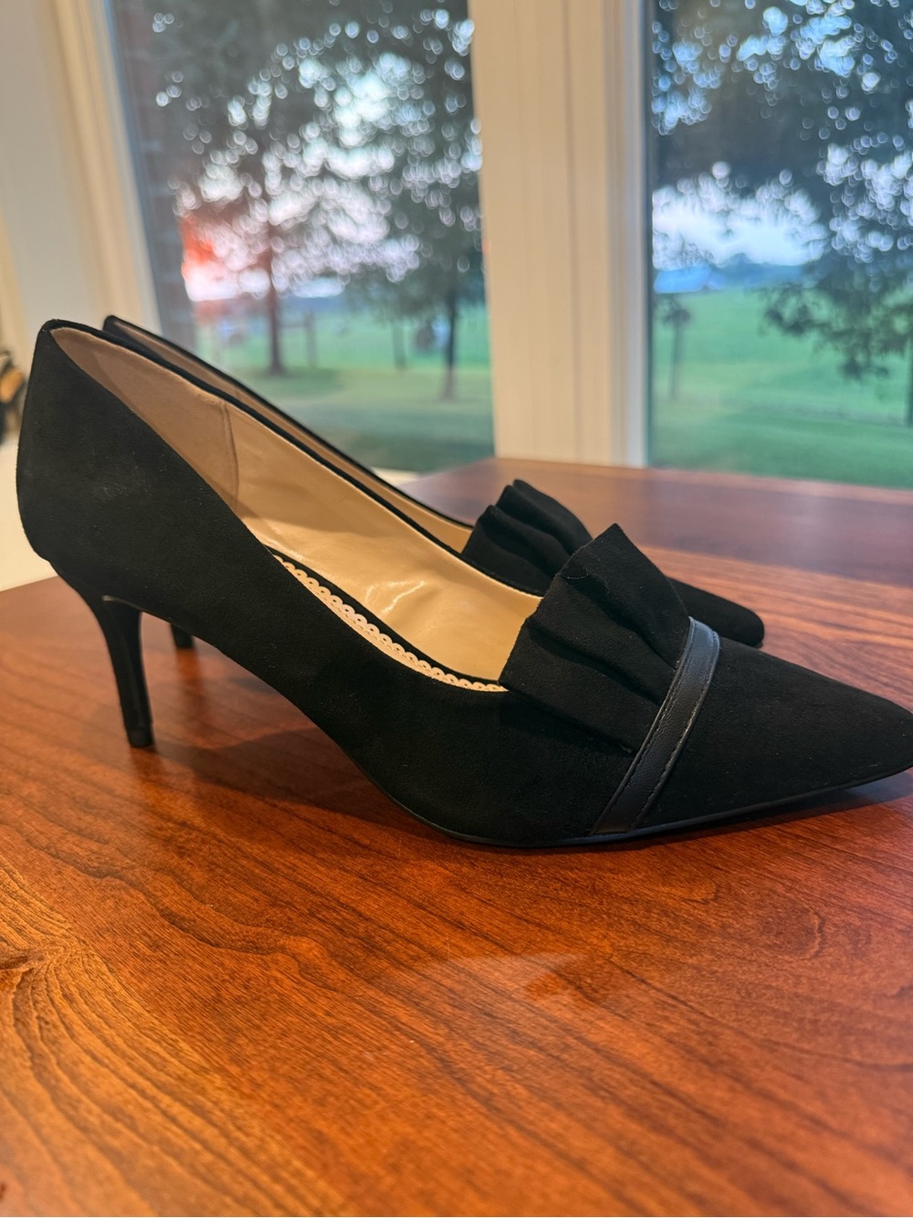 Journee Collection Black Pointed Toe Ruffle Pump - Picture 5 of 9